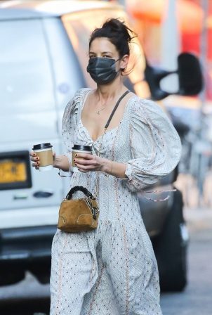 Katie Holmes - In dress out for a coffee