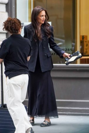 Katie Holmes - Is spotted while greeting friends in New York