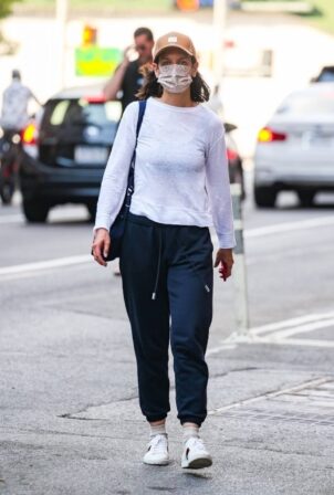 Katie Holmes - Leaves her apartment in New York