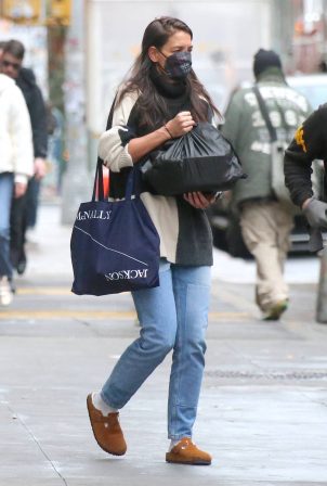 Katie Holmes - Leaving her apartment in Soho - New York