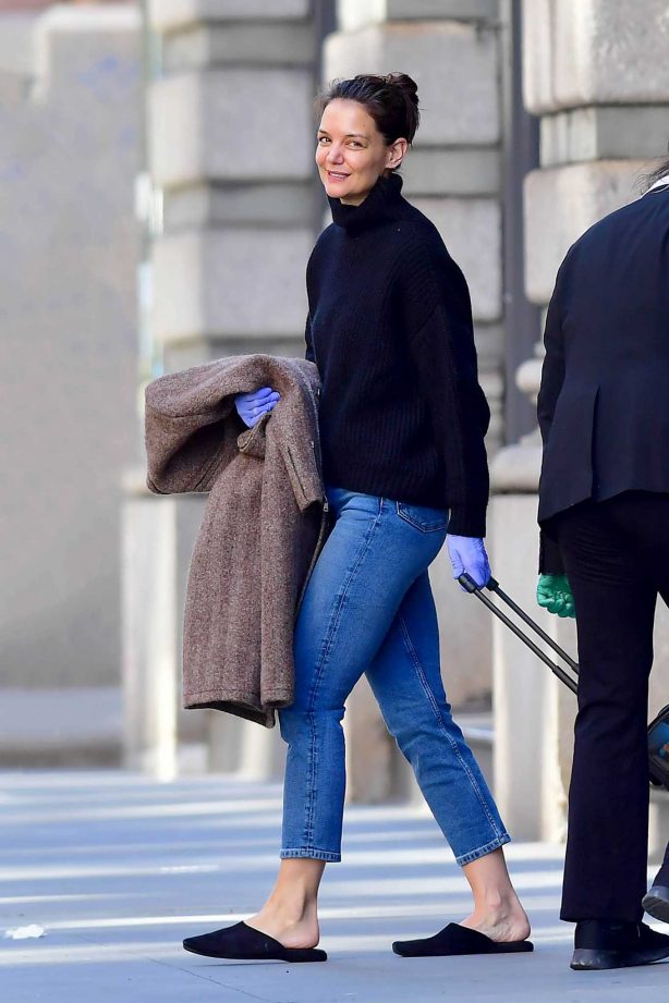 Katie Holmes - Leaving her home in NYC