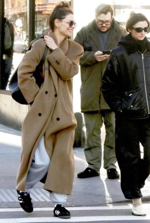 Katie Holmes - On a stroll through the streets of New York