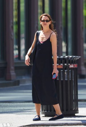 Katie Holmes - Out For A Coffee In New York