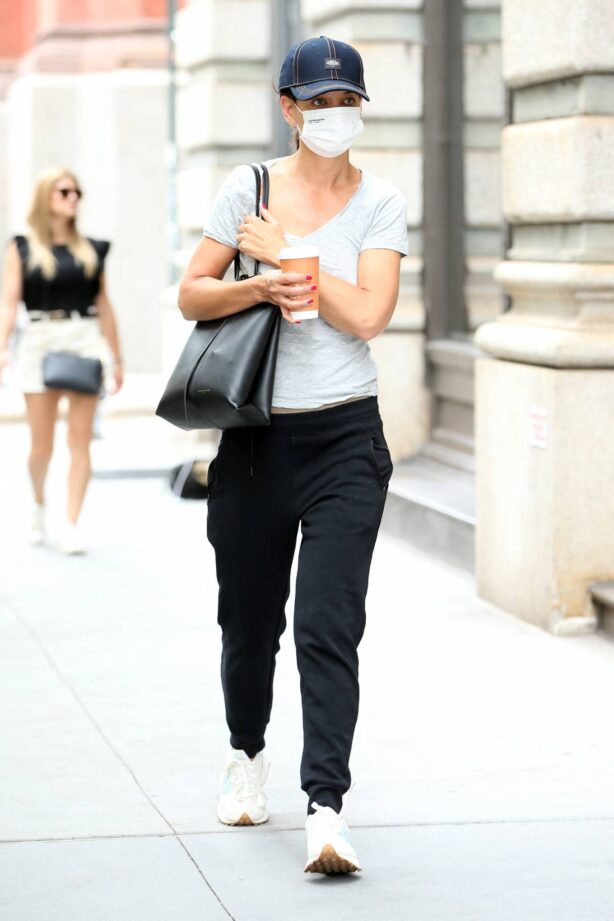 Katie Holmes - Out for a coffee in New York