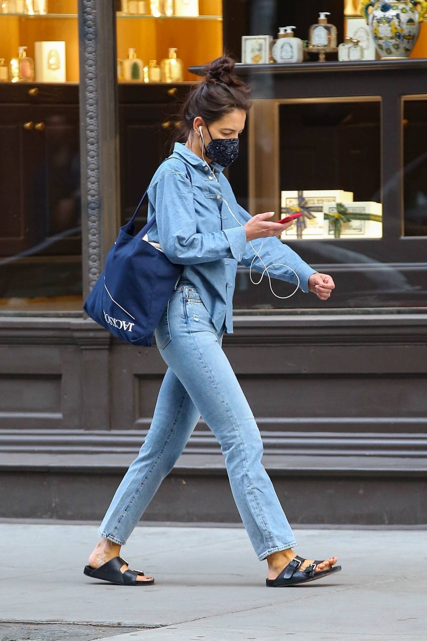 Katie Holmes 2020 : Katie Holmes – Out for a stroll in New York-01