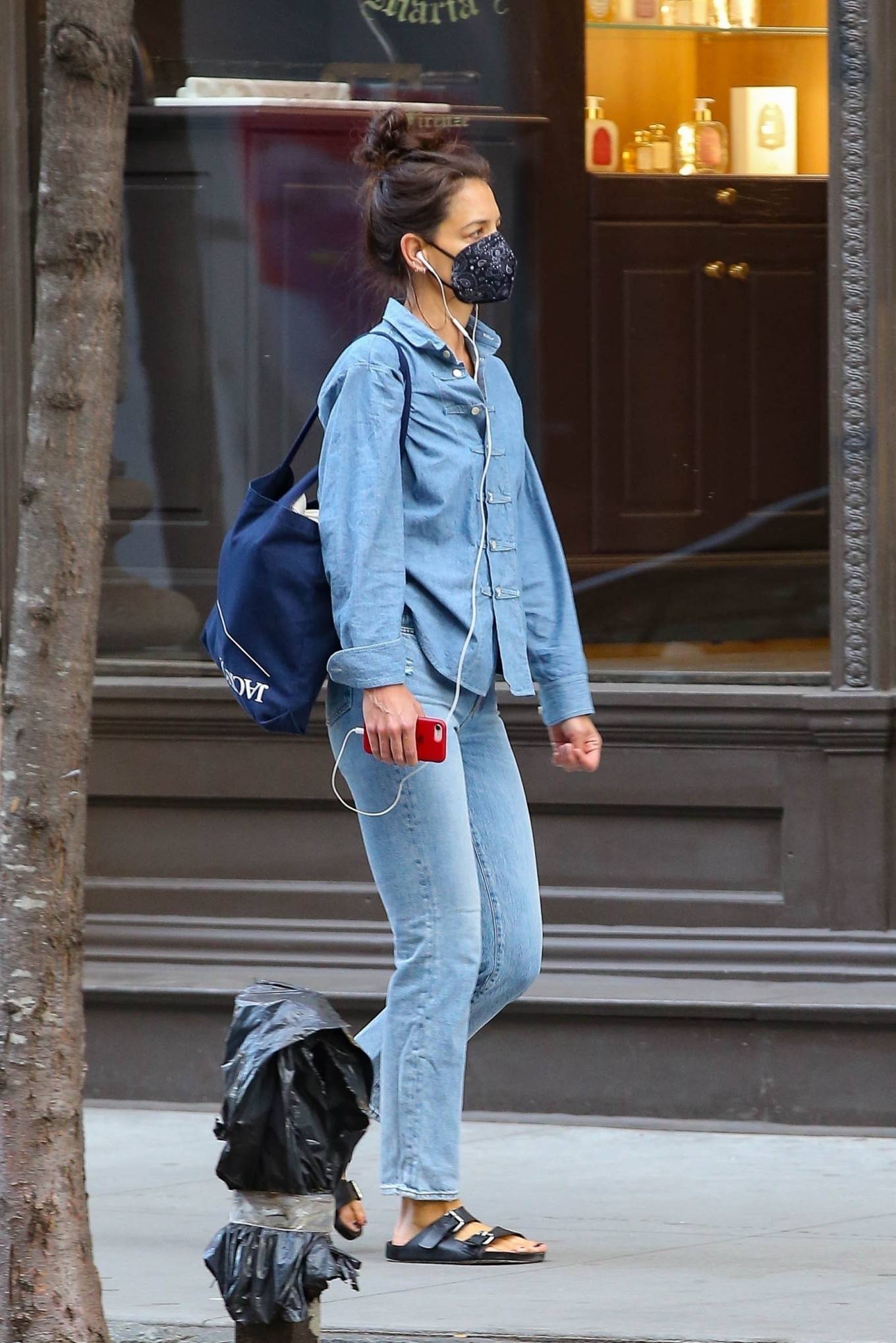 Katie Holmes 2020 : Katie Holmes – Out for a stroll in New York-03