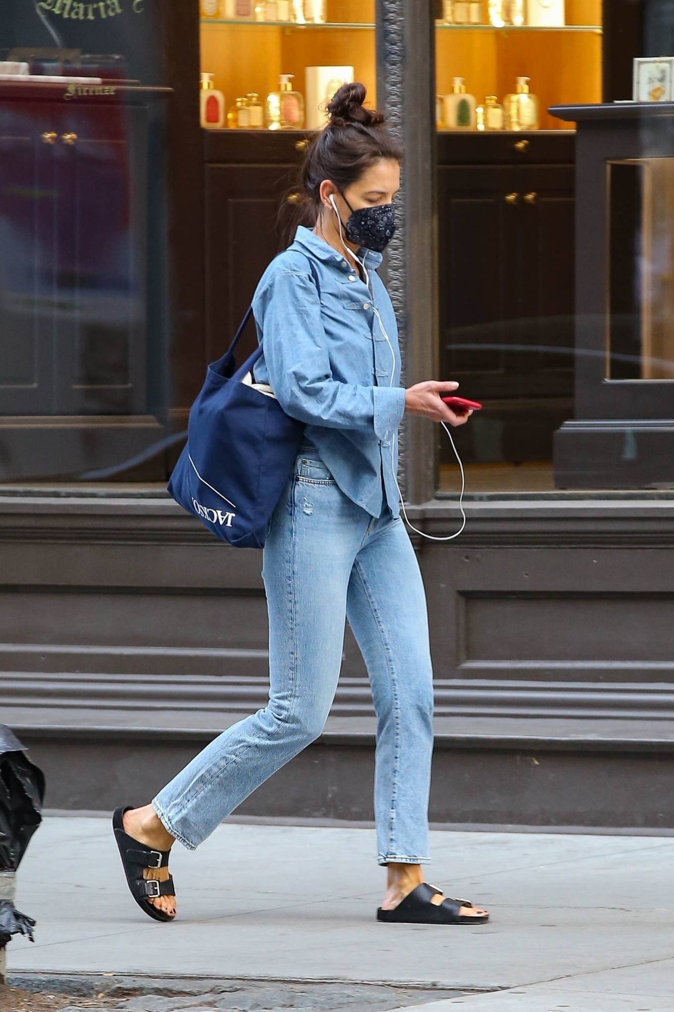 Katie Holmes 2020 : Katie Holmes – Out for a stroll in New York-04