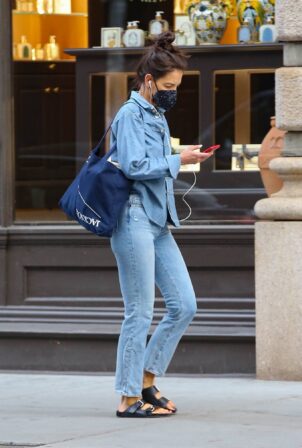 Katie Holmes - Out for a stroll in New York
