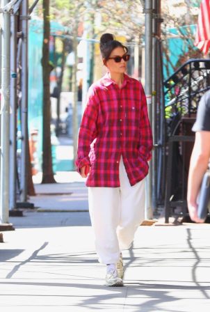 Katie Holmes - Out for a stroll in Soho - New York