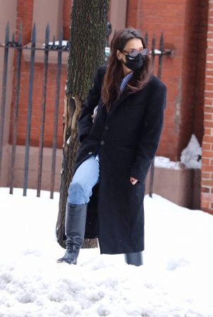 Katie Holmes - Out on snow in New York