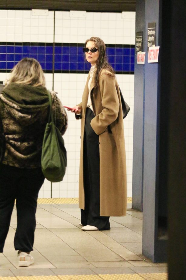 Katie Holmes - Seen while waiting for a Uptown train in NYC
