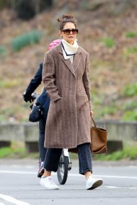 Katie Holmes - Seen with out mask at Central Park in New York