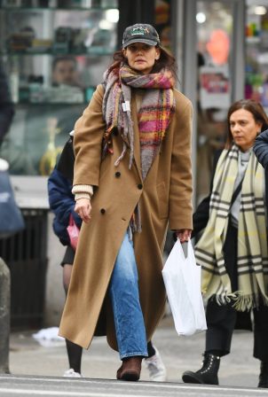 Katie Holmes - Shopping on New Year's Eve in New York