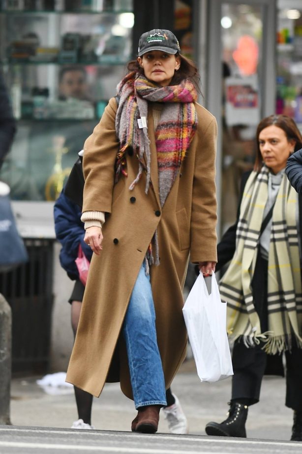 Katie Holmes - Shopping on New Year's Eve in New York