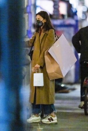 Katie Holmes - Shopping with her parents in New York City
