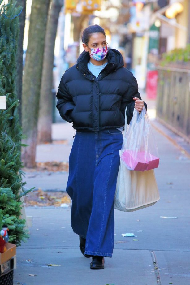 Katie Holmes - Spotted at Little Cupcake Bakeshop in Nolita in New York