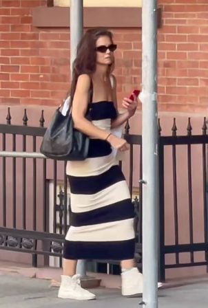 Katie Holmes - Spotted going for a walk in Manhattan