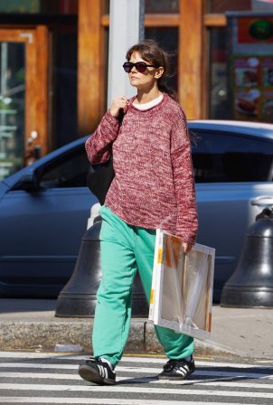 Katie Holmes - Spotted picking up art supplies in New York