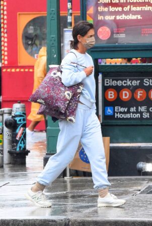 Katie Holmes - Steps out for a stroll in New York