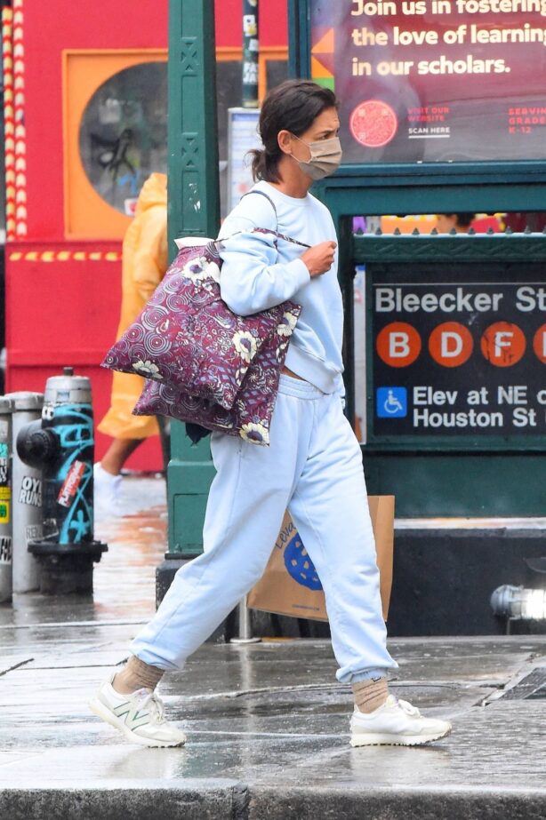 Katie Holmes - Steps out for a stroll in New York