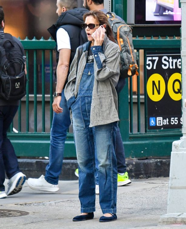Katie Holmes - Steps Out in New York City