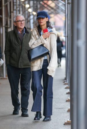 Katie Holmes - Takes a stroll in New York