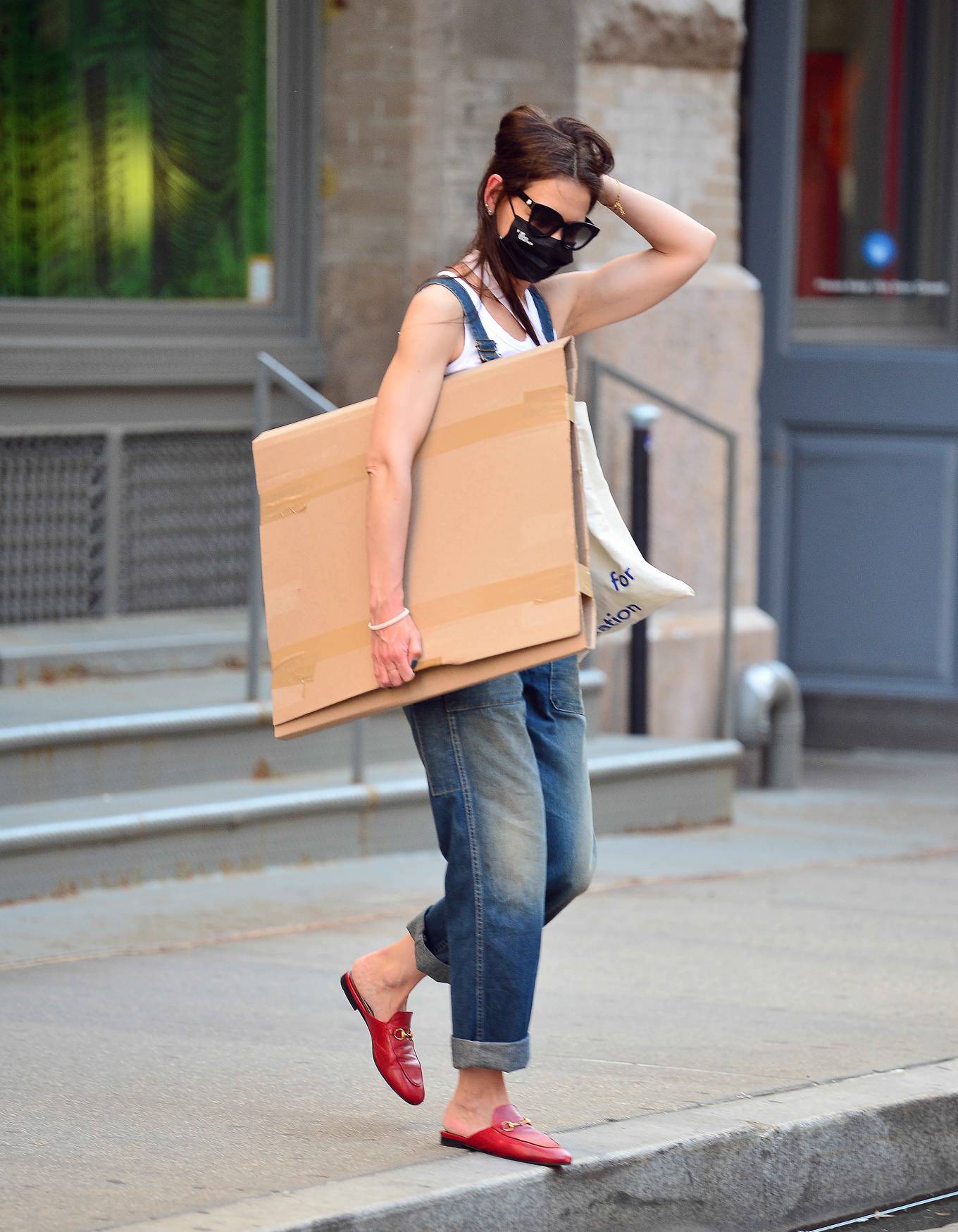 Katie Holmes - Visiting art supply stores in New York City