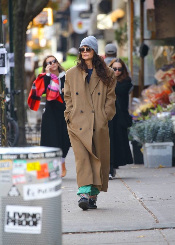 Katie Holmes - Wearing long tan coat as she runs errands in New York