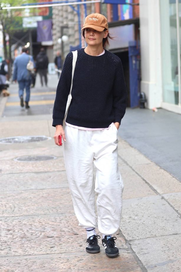 Katie Holmes - With baggy white pants during a solo outing in New York