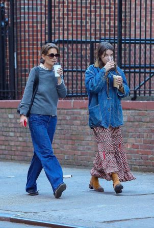 Katie Holmes - With daughter Suri Cruise were seen enjoying a stroll together in NYC