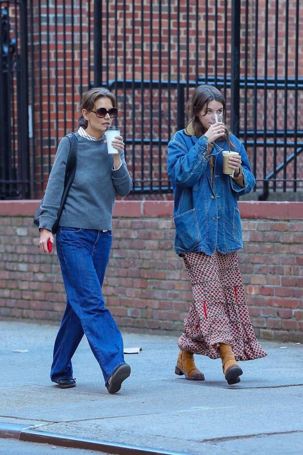 Katie Holmes - With daughter Suri Cruise were seen enjoying a stroll together in NYC