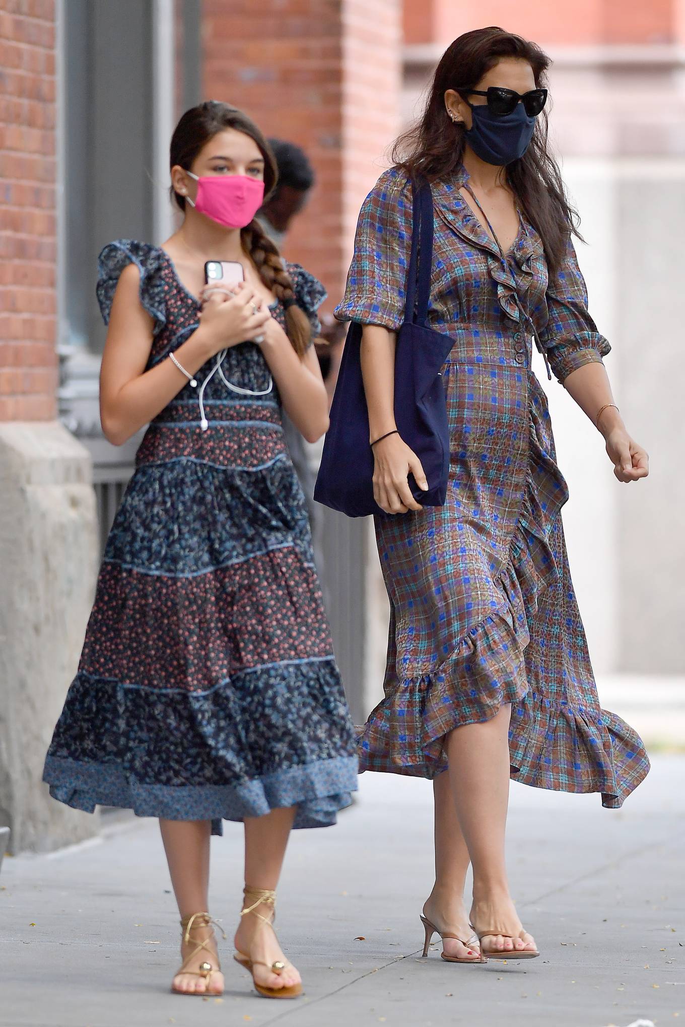 Katie Holmes With Her Daughter Suri Out In Nyc 18 Gotceleb