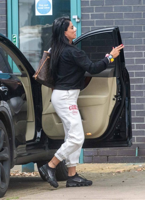Katie Price - Arriving at her community service at a furniture store in Sussex