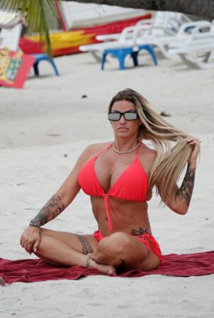 Katie Price - Seen on the beach in Thailand