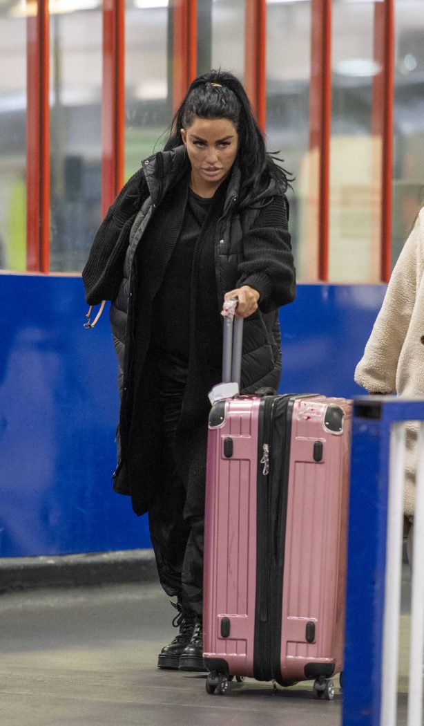 Katie Price - With her sister Sophie Price at Euston Station in Manchester