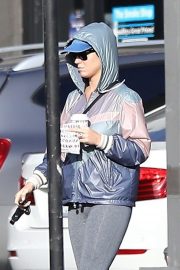 Katy Perry - Grabs a bite and drink at a Starbucks in Hollywood