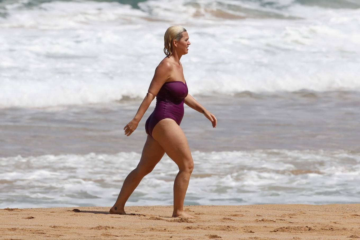 Katy Perry - In a bikini on vacation in Hawaii. 