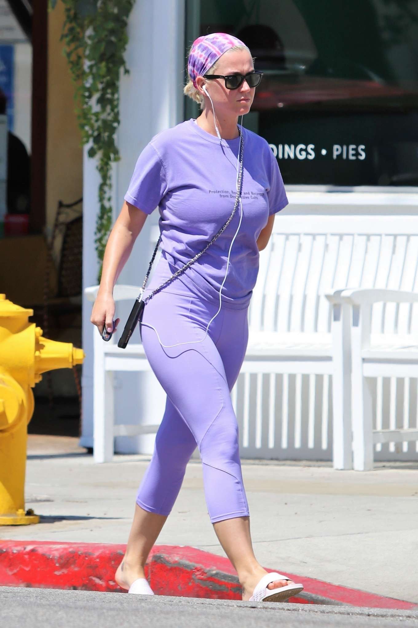 Index of /wp-content/uploads/photos/katy-perry/in-purple-outfit-out-in-la