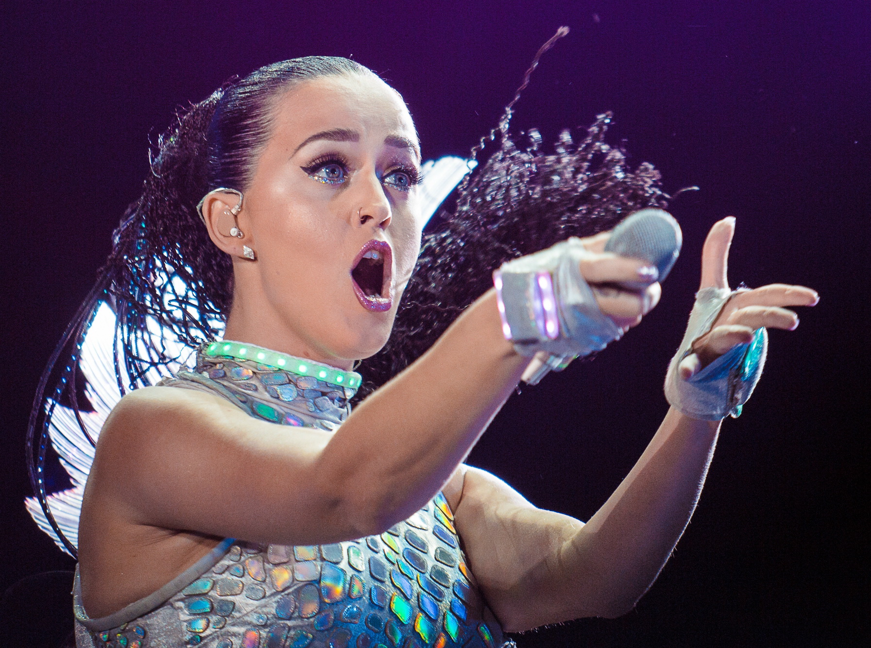 Включи песню главный. Katy Perry Live Rock in Rio 2015. Фото Кэти Перри с микрофоном.