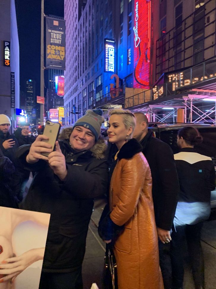 Katy Perry - Poses for a selfie with a fan in NYC