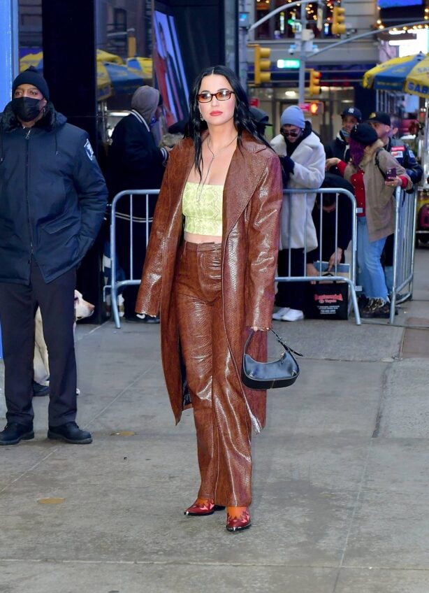 Katy Perry - Posing for pictures outside 'Good Morning America' in New York