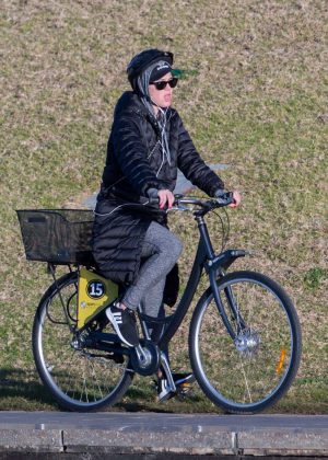 Katy Perry riding her bike in Adelaide