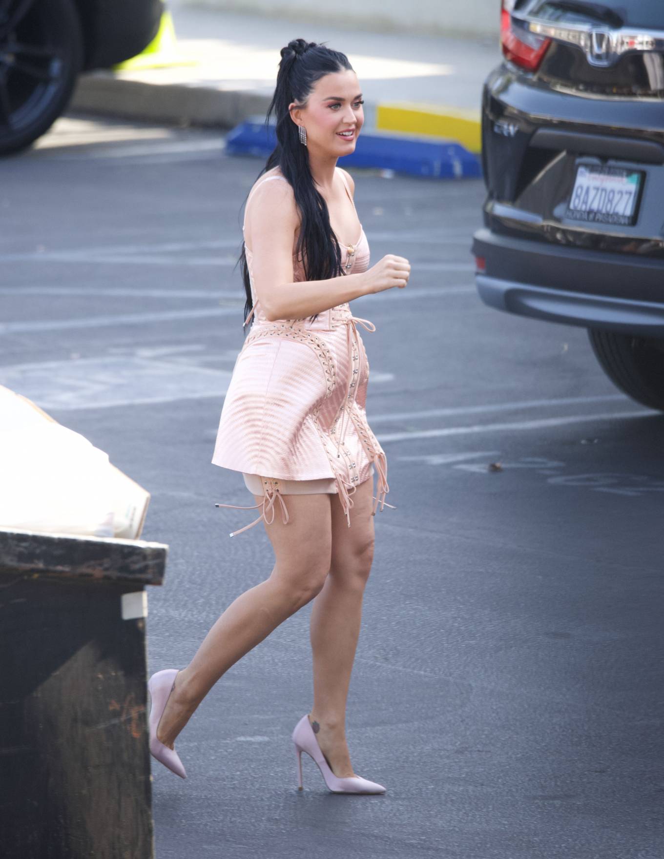 Katy Perry - Rocks in pink corset dress on set of American Idol in Los Angeles