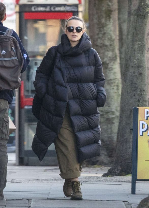 Keira Knightley - Shopping at an organic food store in North London