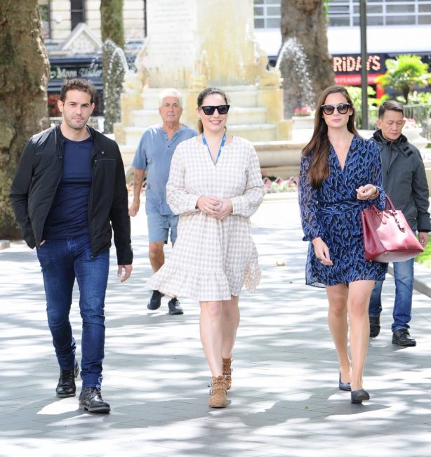 Kelly Brook - Out for lunch with Jeremy Parisi and her sister in London