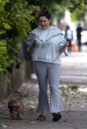Kelly Brook - Take Teddy for a walk in Promrose Hill