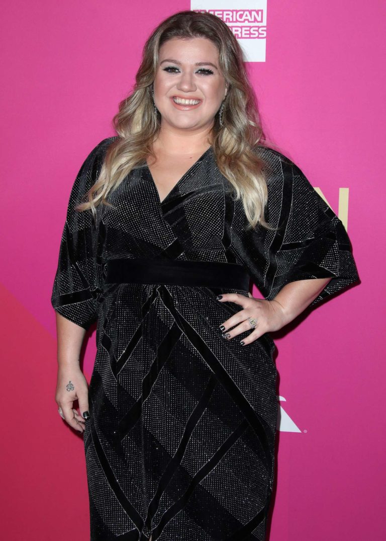 Kelly Clarkson - Cleavage Candids-06 | GotCeleb