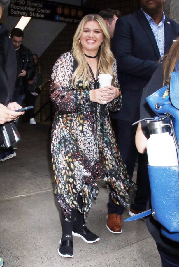 Kelly Clarkson - Pictured at Rockefeller Center subway station in New York