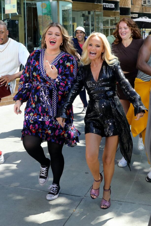 Kelly Clarkson - With Kristin Chenoweth filming a music video for Kelly Clarkson Show