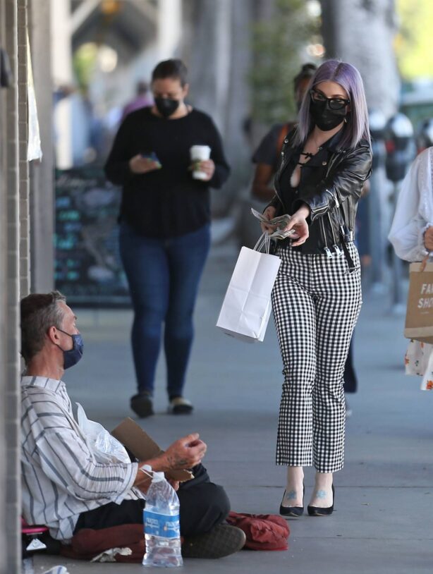 Kelly Osbourne - Giving a homeless man some cash while she is out shopping in Larchmont Village